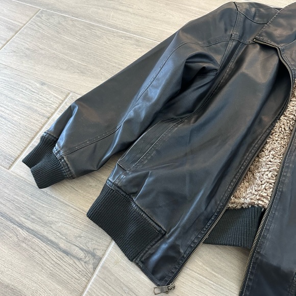 Whispering Smith men’s distressed faux leather jacket. - Picture 2 of 7